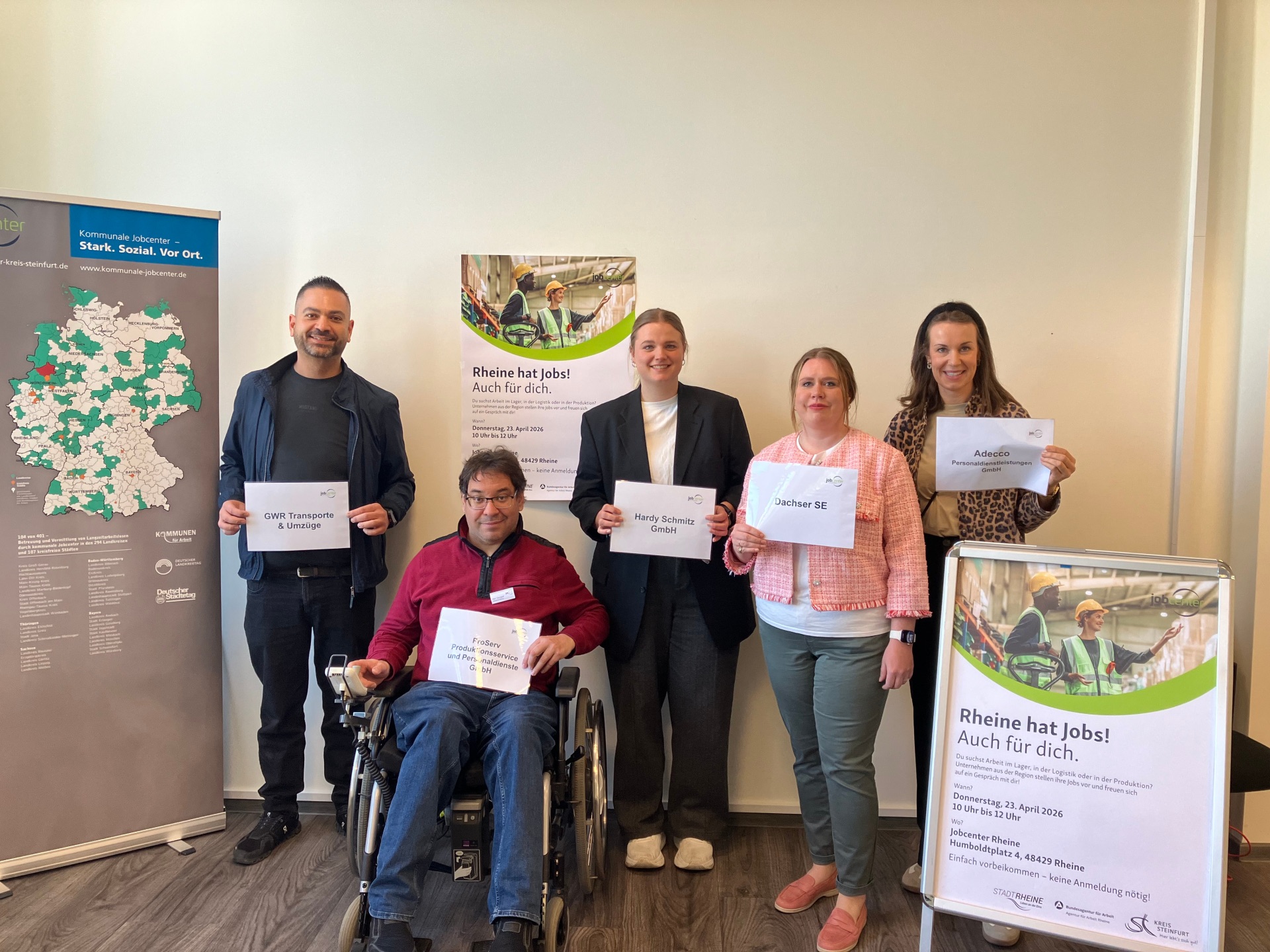 Mitarbeitende des jobcenter Kreis Steinfurt: Gökhan Yesilbas, Christoph Danapel, Hannah ter Horst, Vanessa Moritz und Joana Ahlert kurz vor dem Start des Speeddatings. 