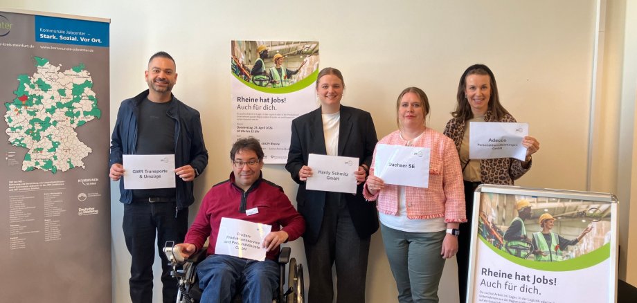 Mitarbeitende des jobcenter Kreis Steinfurt: Gökhan Yesilbas, Christoph Danapel, Hannah ter Horst, Vanessa Moritz und Joana Ahlert kurz vor dem Start des Speeddatings. 