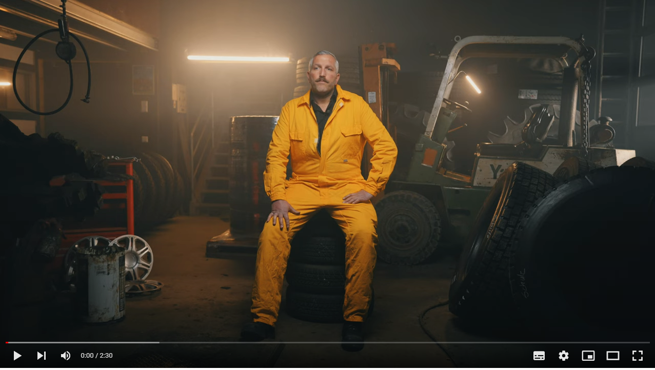 Mechaniker sitzt in seiner Werkstatt. 