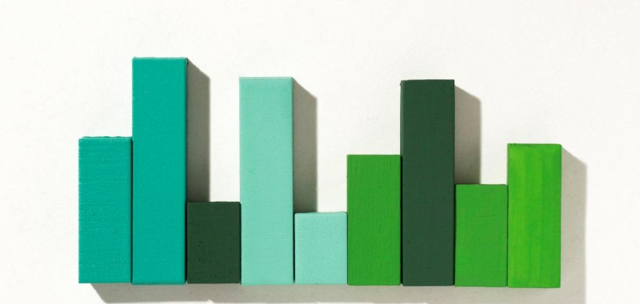 Balkendiagramm aus grünen Bauklötzen