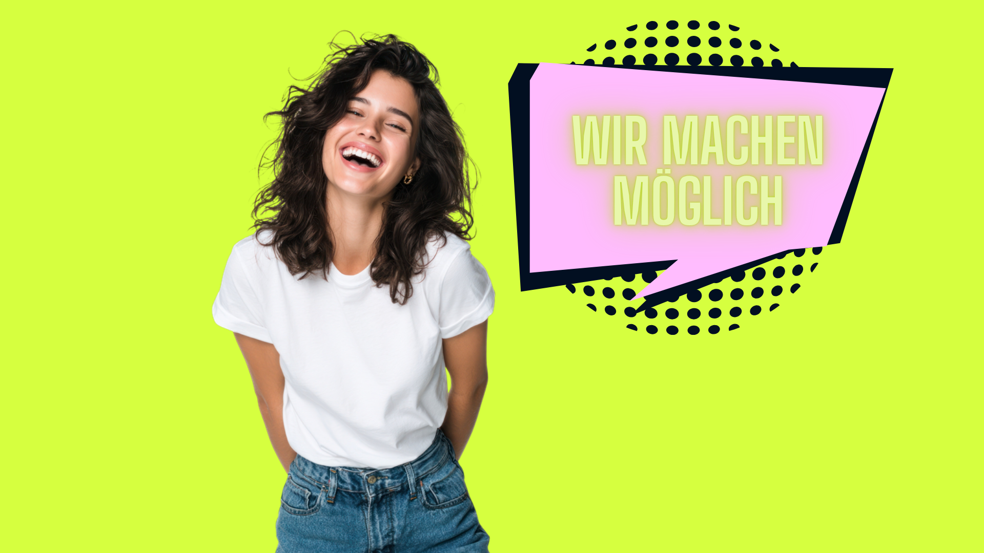Junge Frau mit weißem Shirt und Jeans blickt optimistisch und fröhlich in die Kamera. In der Sprechblase links davon steht "Wir machen möglich"