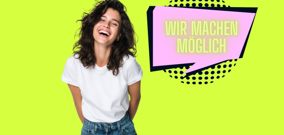 Junge Frau mit weißem Shirt und Jeans blickt optimistisch und fröhlich in die Kamera. In der Sprechblase links davon steht "Wir machen möglich"