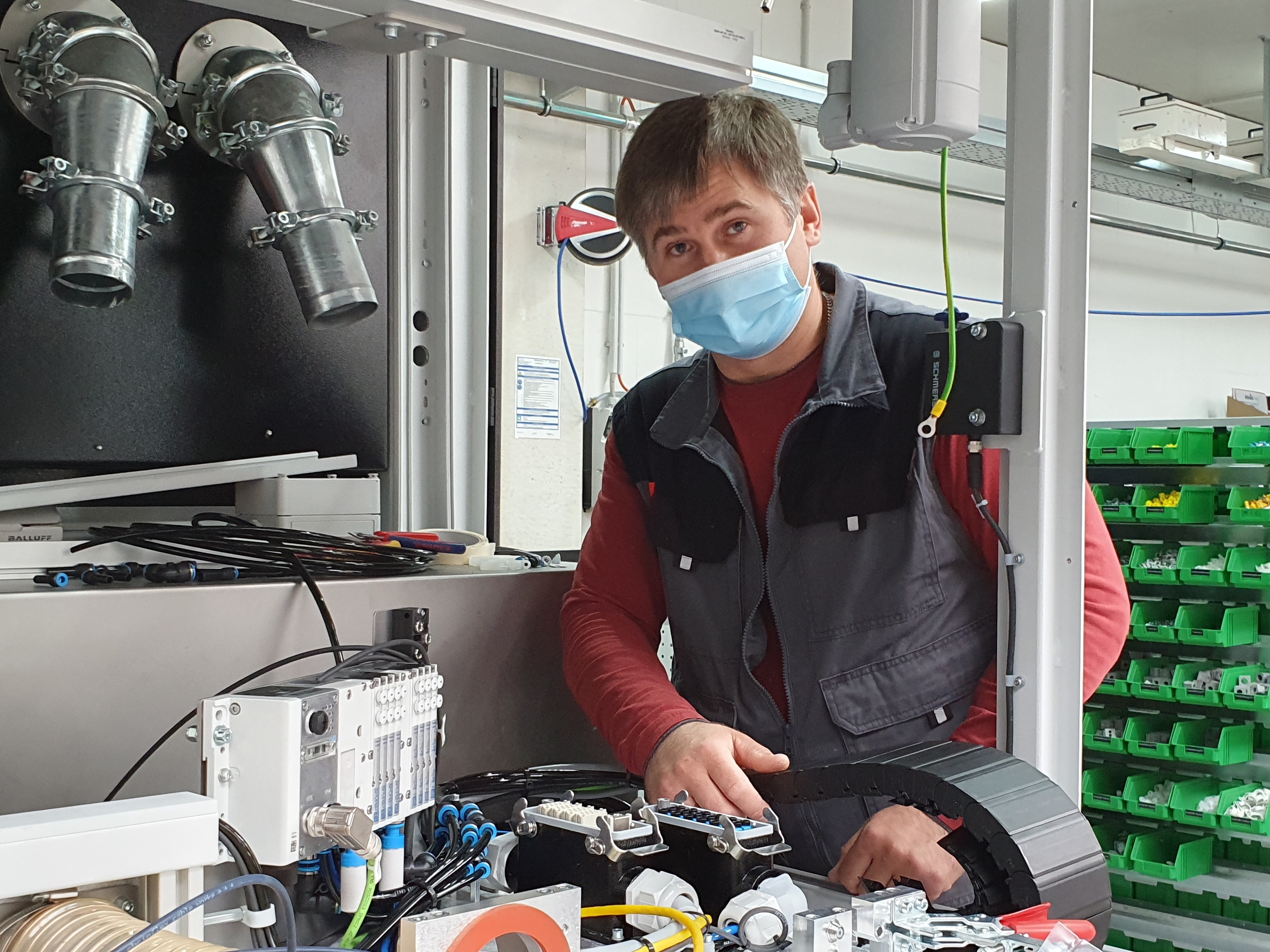 Ein Elektroniker für Betriebstechnik bei seiner Arbeit im Sondermaschinenfertigbau