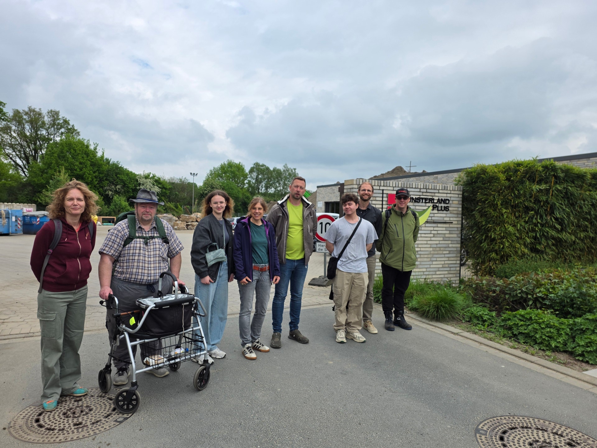 Jens Korber von Münsterland Plus Garten- und Landschaftsgestaltung GmbH (4. v. r) stellte Bürgergeldbeziehenden sowie Mitarbeitenden des Grundsicherungsträgers jobcenter Kreis Steinfurt seinen Betrieb vor. 
