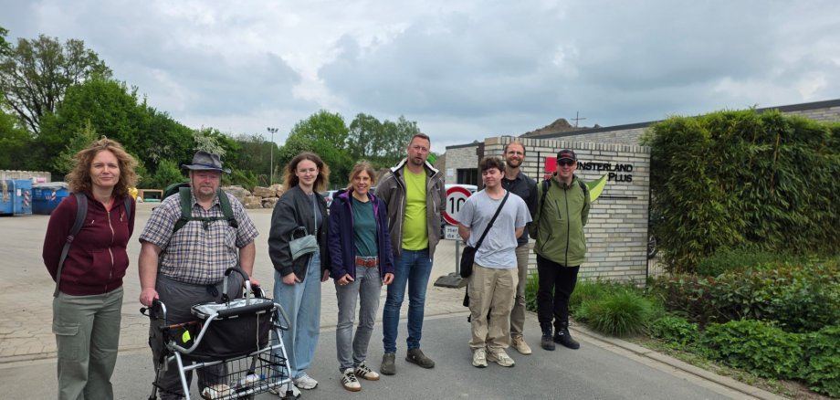 Jens Korber von Münsterland Plus Garten- und Landschaftsgestaltung GmbH (4. v. r) stellte Bürgergeldbeziehenden sowie Mitarbeitenden des Grundsicherungsträgers jobcenter Kreis Steinfurt seinen Betrieb vor. 
