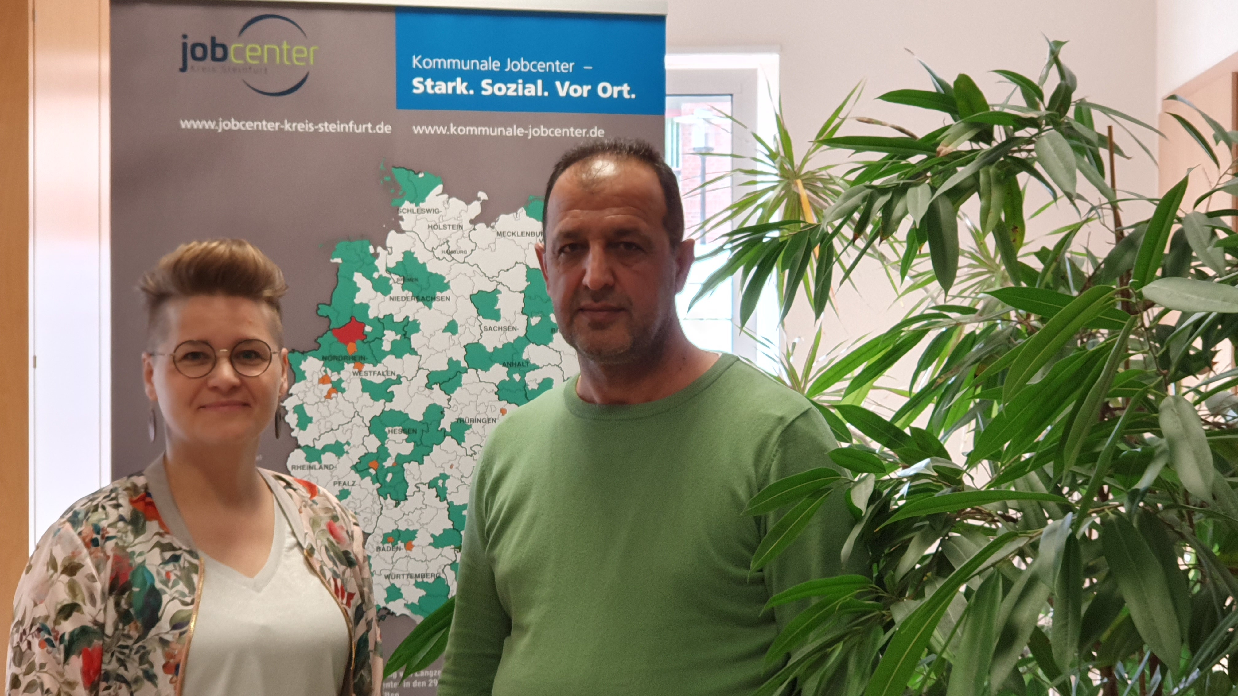 Abdul Jabbar Saleh und seine Arbeitsvermittlerin Martina Lange vom jobcenter Kreis Steinfurt freuen sich über seine bestandene Führerscheinprüfung der Klasse D und DE.