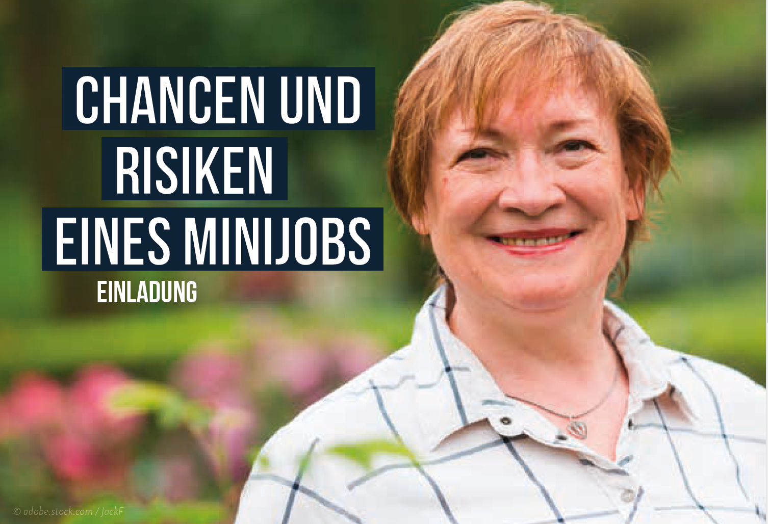 Frau in den mittleren Jahren blickt optimistisch in die Kamera. 