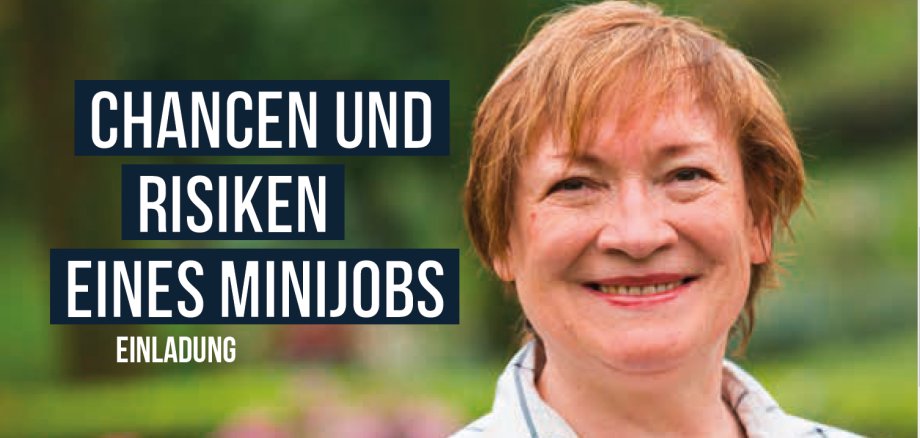 Frau in den mittleren Jahren blickt optimistisch in die Kamera. 