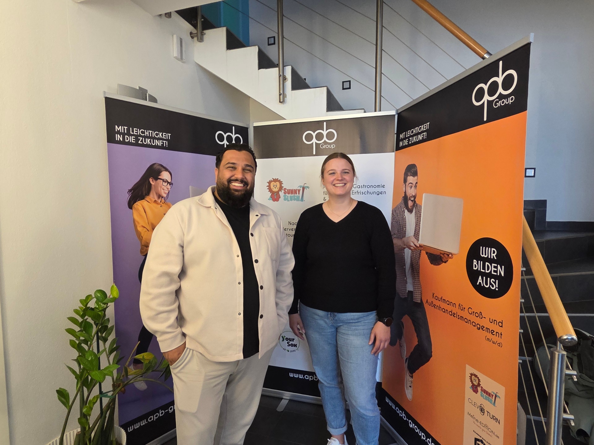 Ali Pish Been von der apb Group und Hannah ter Horst vom jobcenter Kreis Steinfurt freuen sich über eine gelungene Veranstaltung