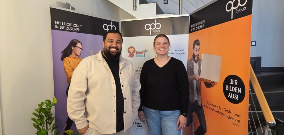 Ali Pish Been von der apb Group und Hannah ter Horst vom jobcenter Kreis Steinfurt freuen sich über eine gelungene Veranstaltung