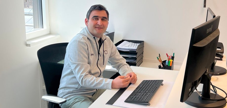 Roozbeh Sarem an seinem Arbeitsplatz bei bauwerk Wettringen