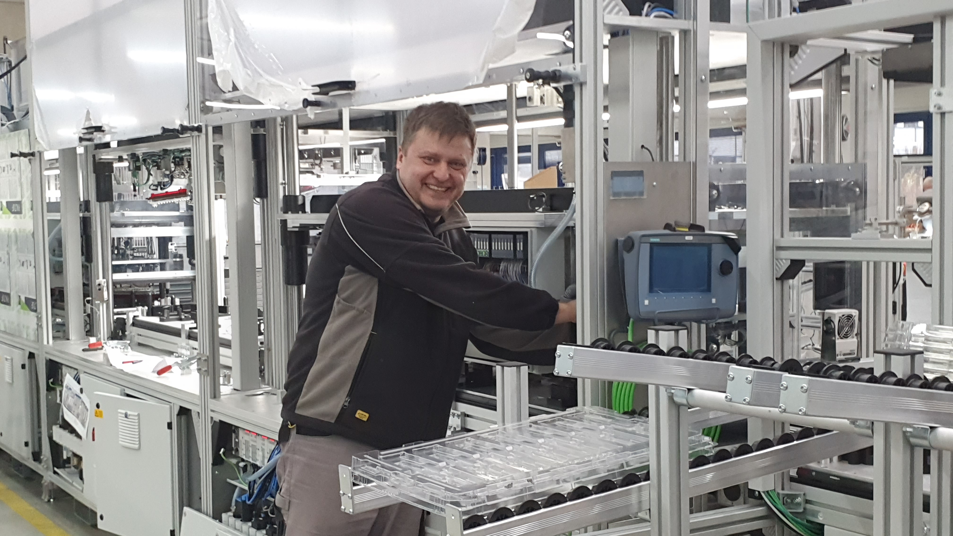 Mann arbeitet an einer großen Sondermaschine.