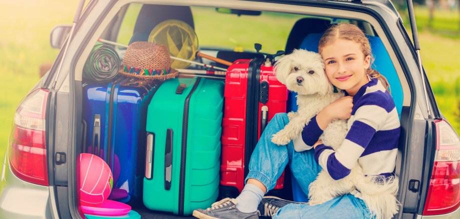 Summer vacation, young girl ready for travel