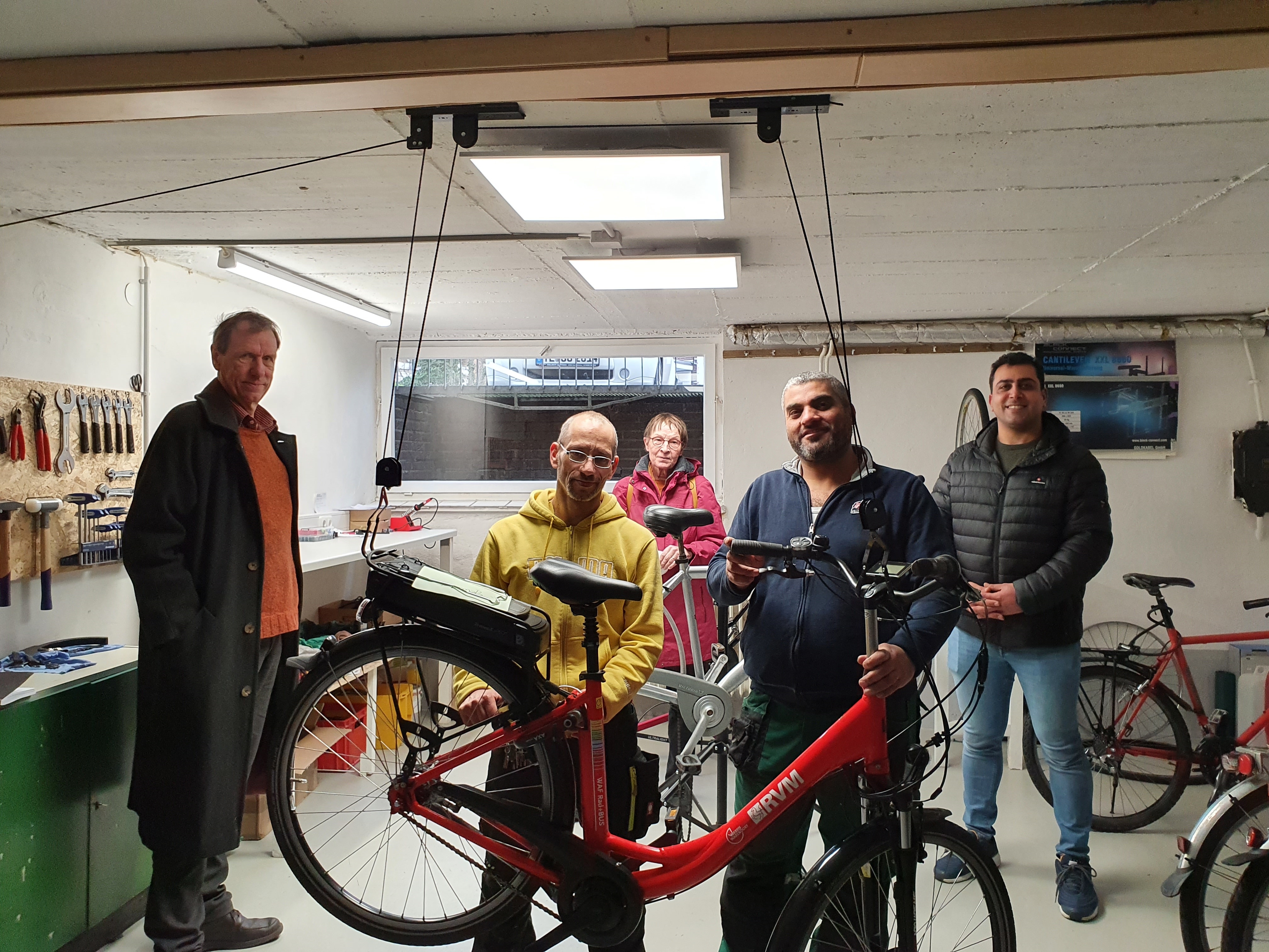 v.l.n.r.:  Hans-Heinrich-Wegener (Arbeitskreis Asyl), Detlef-Oliver Michel (Angestellter), Selma Kötter van Bargen (Arbeitskreis Asyl), Kahled Sharif (Angestellter) und Rajeh Alkhoury (Arbeitsvermittler des jobcenters Kreis Steinfurt)