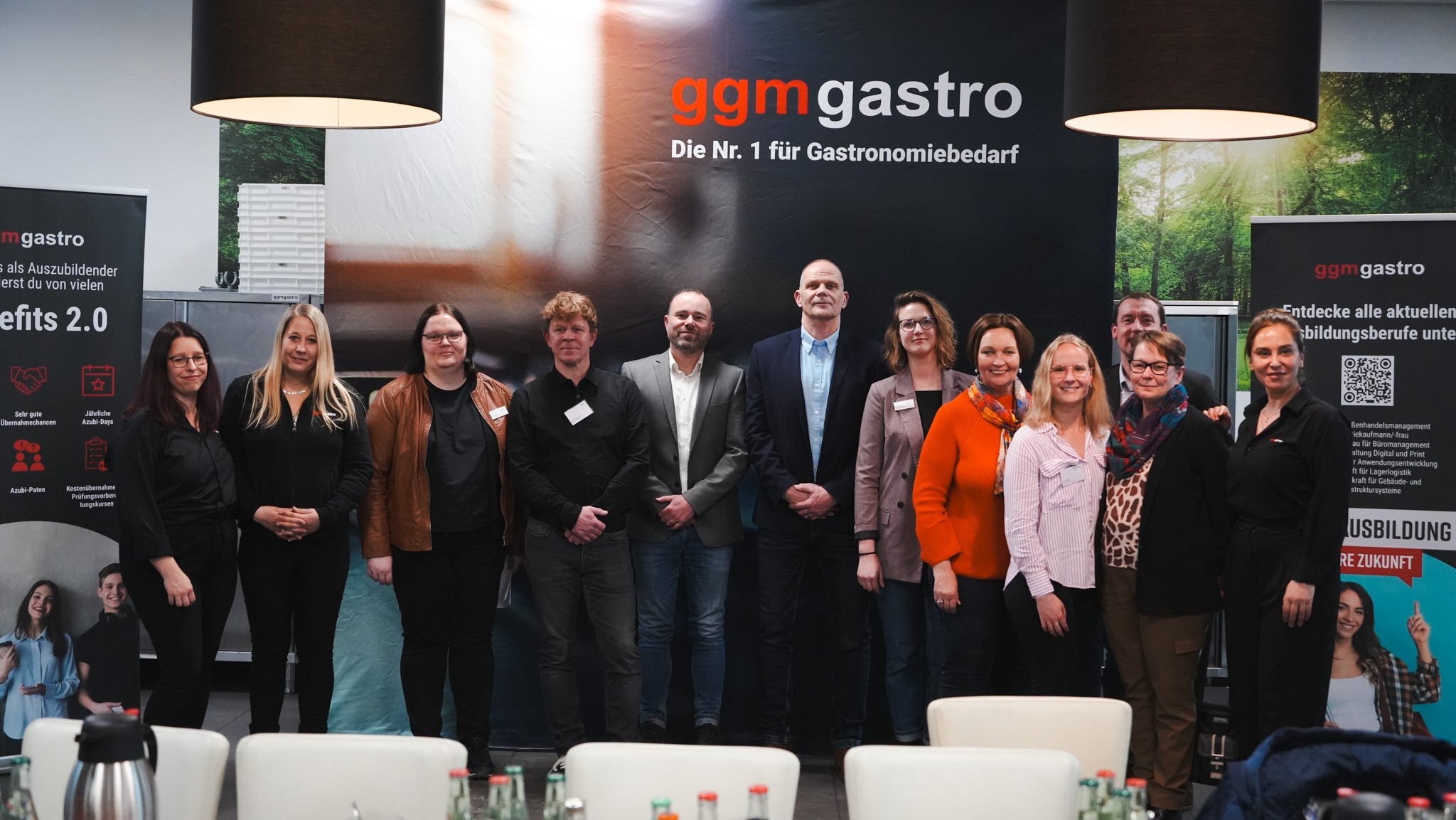 Christa Lendrich, Bürgermeisterin der Stadt Ochtrup (5. von rechts) und Vertreter des Unternehmens GGM Gastro, der Wirtschaftsförderung Ochtrup, der Agentur für Arbeit und des jobcenters Kreis Steinfurt zogen ein positives Fazit von der gemeinsam organisierten Betriebsbesichtigung. 􀀮􀁇􀁐􀁆􀁔􀁋􀁅􀁊􀀎 􀀤􀃘􀁔􀁉􀁇􀁔􀁏􀁇􀁋􀁕􀁖􀁇􀁔􀁋􀁐 􀁆􀁇􀁔 􀀵􀁖􀁃􀁆􀁖 􀀱􀁅􀁊􀁖􀁔􀁗􀁒 􀀊􀀗􀀐􀁘􀀐􀁔􀀐􀀋􀀎 􀁕􀁑􀁙􀁋􀁇 􀀸􀁇􀁔􀁖􀁔􀁇􀁖􀁇􀁔􀁋􀁐􀁐􀁇􀁐 􀁗􀁐􀁆 􀀸􀁇􀁔􀁖􀁔􀁇􀁖􀁇􀁔 􀁆􀁇􀁕 􀀷􀁐􀁖􀁇􀁔􀁐􀁇􀁊􀁏􀁇􀁐􀁕 􀀩􀀩􀀯 􀀩􀁃􀁕􀁖􀁔􀁑􀀎 􀁆􀁇􀁔 􀀹􀁋􀁔􀁖􀁕􀁅􀁊􀁃􀁈􀁖􀁕􀁈􀃒􀁔􀁆􀁇􀁔􀁗􀁐􀁉 􀀱􀁅􀁊􀁖􀁔􀁗􀁒􀀎 􀁆􀁇􀁔 􀀣􀁉􀁇􀁐􀁖􀁗􀁔 􀁈􀃘􀁔 􀀣􀁔􀁄􀁇􀁋􀁖 􀁗􀁐􀁆 􀁆􀁇􀁕 􀀬􀁑􀁄􀁅􀁇􀁐􀁖􀁇􀁔􀁕 􀀭􀁔􀁇􀁋􀁕 􀀵􀁖􀁇􀁋􀁐􀁈􀁗􀁔􀁖 􀁜􀁑􀁉􀁇􀁐 􀁇􀁋􀁐 􀁒􀁑􀁕􀁋􀁖􀁋􀁘􀁇􀁕 􀀨􀁃􀁜􀁋􀁖 􀁘􀁑􀁐 􀁆􀁇􀁔 􀁉􀁇􀁏􀁇􀁋􀁐􀁕􀁃􀁏 􀁑􀁔􀁉􀁃􀁐􀁋􀁕􀁋􀁇􀁔􀁖􀁇􀁐 􀀤􀁇􀁖􀁔􀁋􀁇􀁄􀁕􀁄􀁇􀁕􀁋􀁅􀁊􀁖􀁋􀁉􀁗􀁐􀁉􀀐