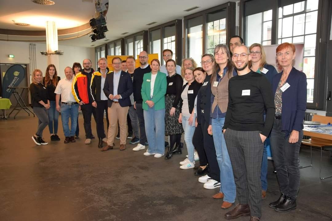 Vertreter der Wirtschaftsförderung Greven, des Jobcenters Kreis Steinfurt und weitere Unternehmensvertreter blicken optimistisch in die Kamera.