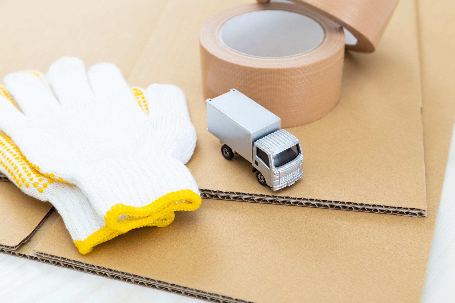 引っ越しイメージ Umzug: Handschuhe, LKW und Umzugskarton