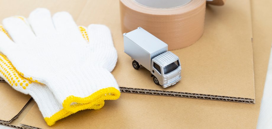 引っ越しイメージ Umzug: Handschuhe, LKW und Umzugskarton