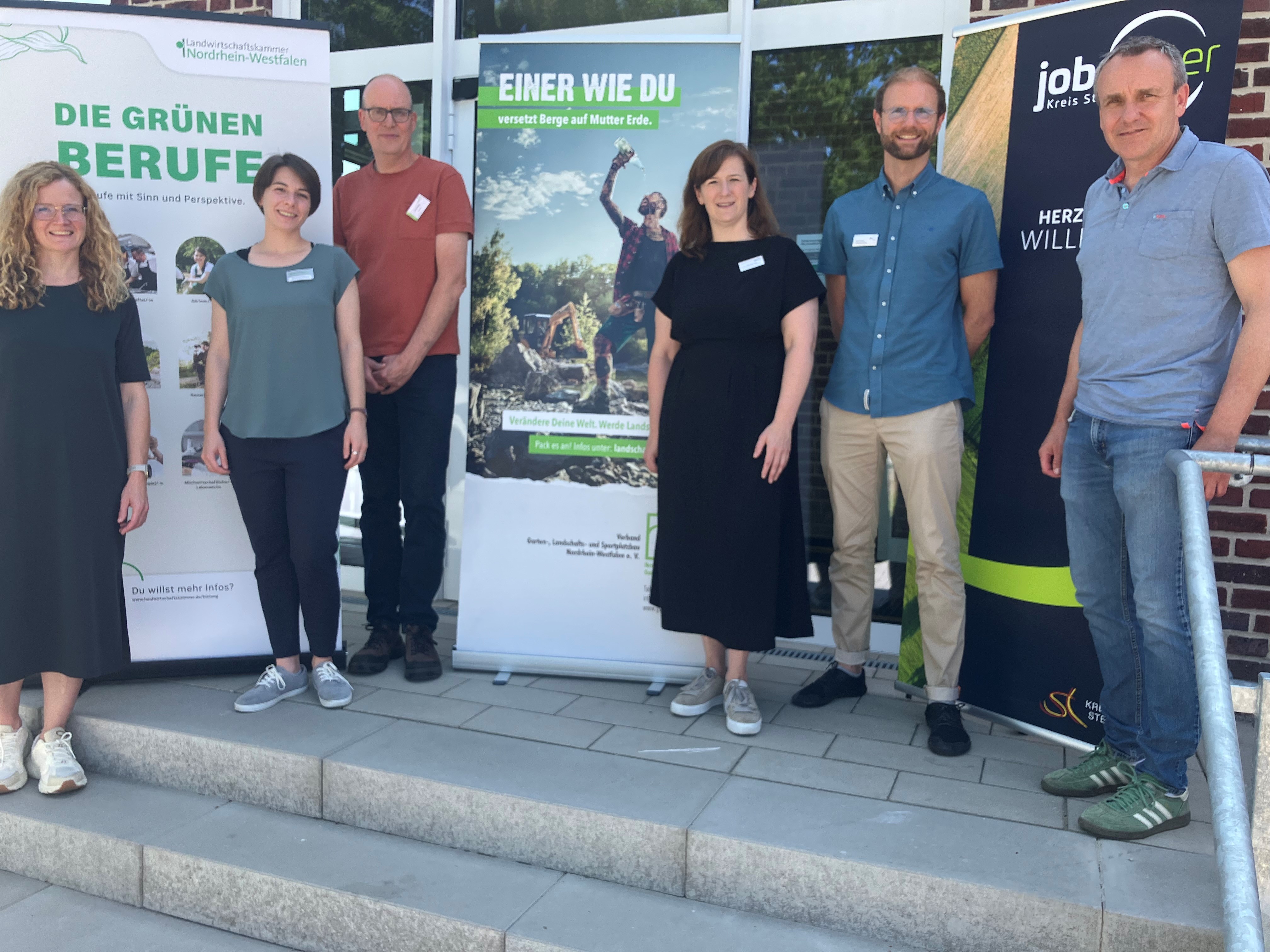 Gut gelaunt und motiviert zeigten sich die Veranstalter bei der Infoveranstaltung „Grüne Berufe – Entdecke die Möglichkeiten“ für Bürgergeldbeziehende kurz vor dem Start (v.l.n.r.): Katrin Niehues-Pröbsting, Hanna Schulze-Johannes, Aurelia Steinigeweg, Martin Müller, Jürgen Düking