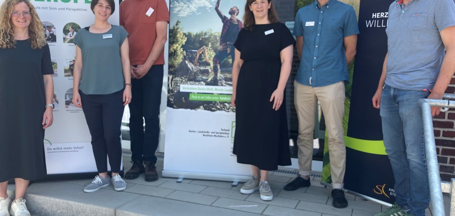 Gut gelaunt und motiviert zeigten sich die Veranstalter bei der Infoveranstaltung „Grüne Berufe – Entdecke die Möglichkeiten“ für Bürgergeldbeziehende kurz vor dem Start (v.l.n.r.): Katrin Niehues-Pröbsting, Hanna Schulze-Johannes, Aurelia Steinigeweg, Martin Müller, Jürgen Düking