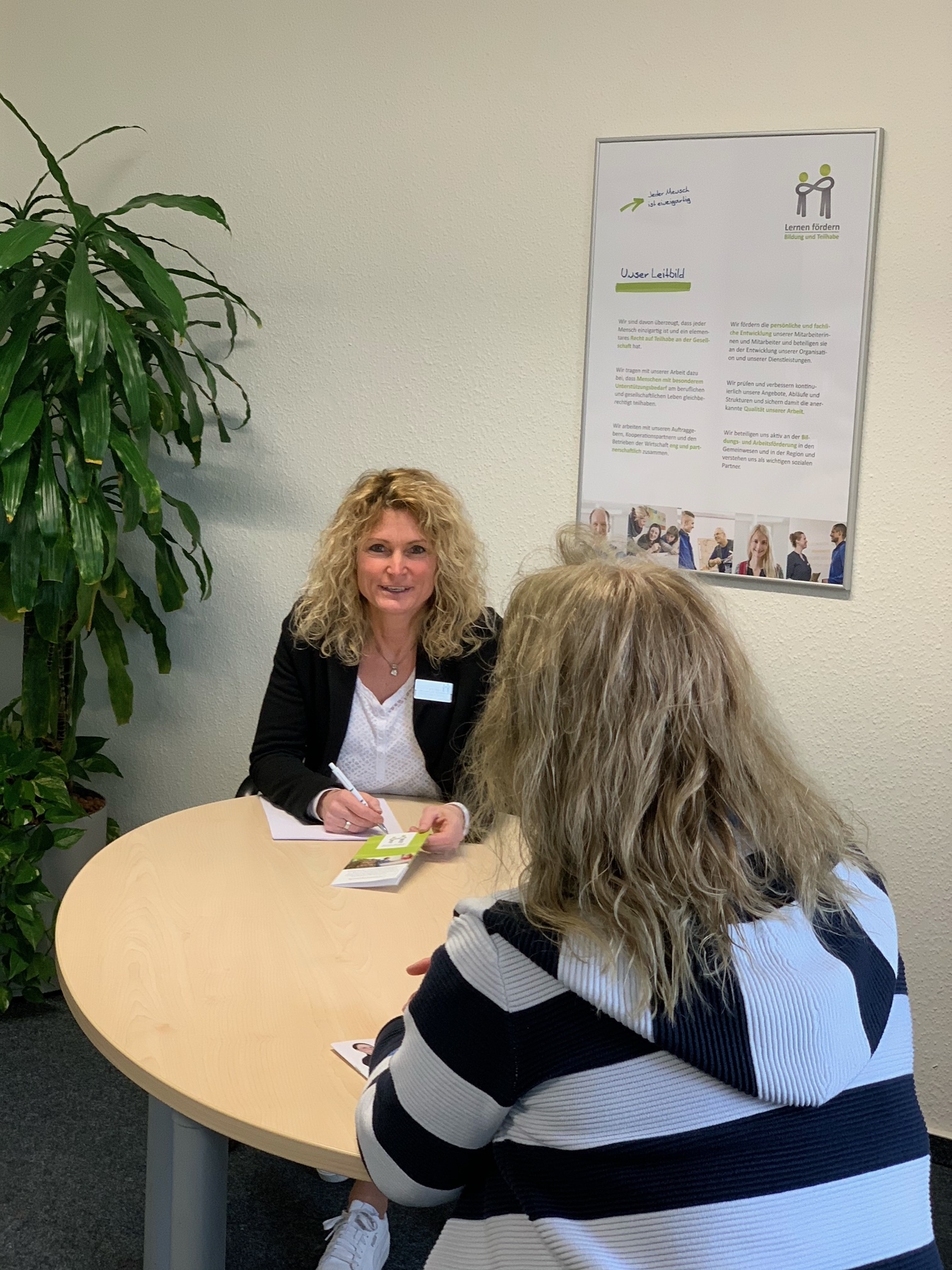 Mitarbeiter von "Lernen fördern" unterstützen die Teilnehmer. 