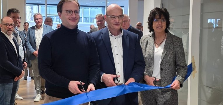 Dietrich Aden, Bürgermeister der Stadt Greven, Dr. Martin Sommer, Landrat Kreis Steinfurt und Roswitha Reckels eröffnen feierlich das DLZ Greven des jobcenter Kreis Steinfurt. 