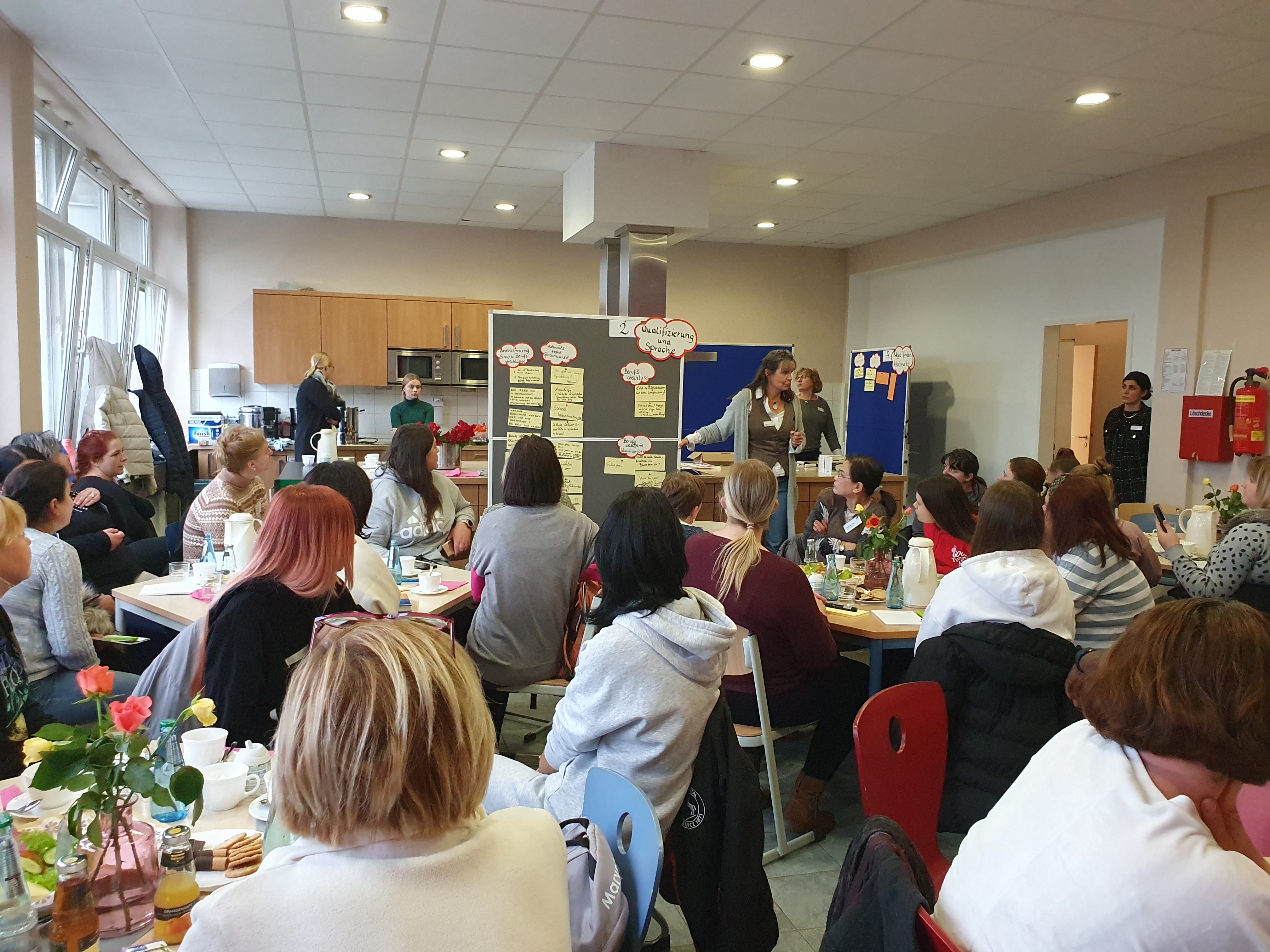 Britta Walkenfort, Mitarbeiterin des Jobcenters, bespricht mit den Teilnehmenden die erarbeiteten Beiträge zum Thema "Sprache und Qualifikation"  􀀕􀀈􀀉 􀀯􀀕􀀑􀀓􀀆􀀨􀀆􀀚􀀑􀀏􀀆􀀌􀀈􀀰􀀦