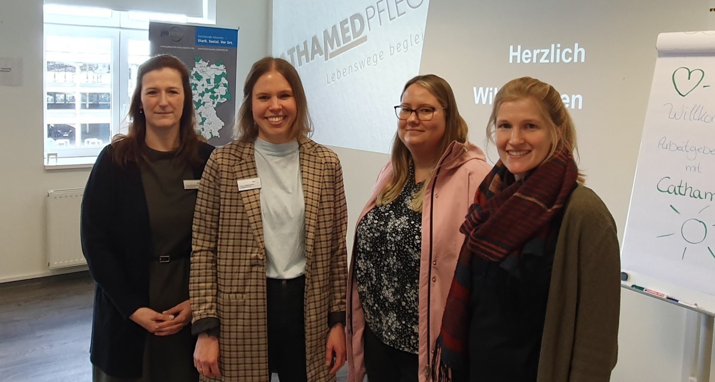 Die Projektverantwortlichen des jobcenters Kreis Steinfurt (von links) Aurelia Steinigeweg und Stefanie Kellermann sowie Annika Huil und Maike Hopster von der Cathamed Pflege GmbH zeigten sich sehr zufrieden mit der gemeinsamen Veranstaltung. 