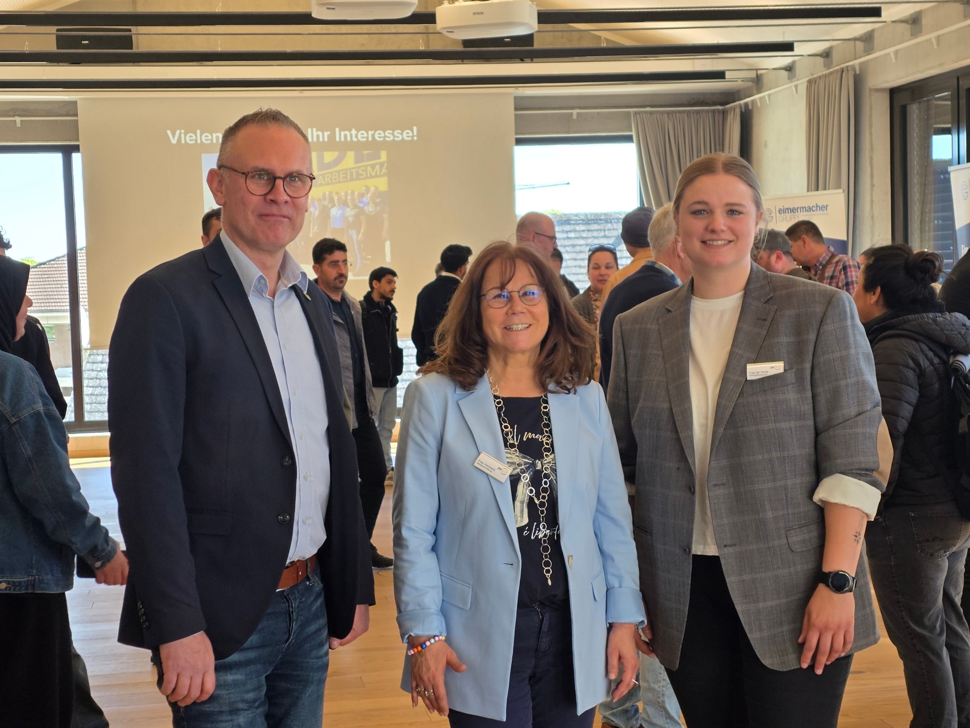 Bürgermeister Oliver Hordt, Liesel Hochartz sowie Hannah ter Horst (beide vom jobcenter Kreis Steinfurt) freuen sich über eine gelungene Veranstaltung