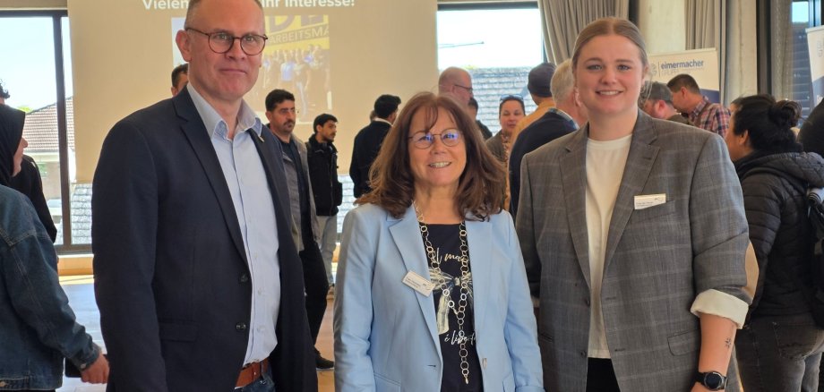 Bürgermeister Oliver Hordt, Liesel Hochartz sowie Hannah ter Horst (beide vom jobcenter Kreis Steinfurt) freuen sich über eine gelungene Veranstaltung
