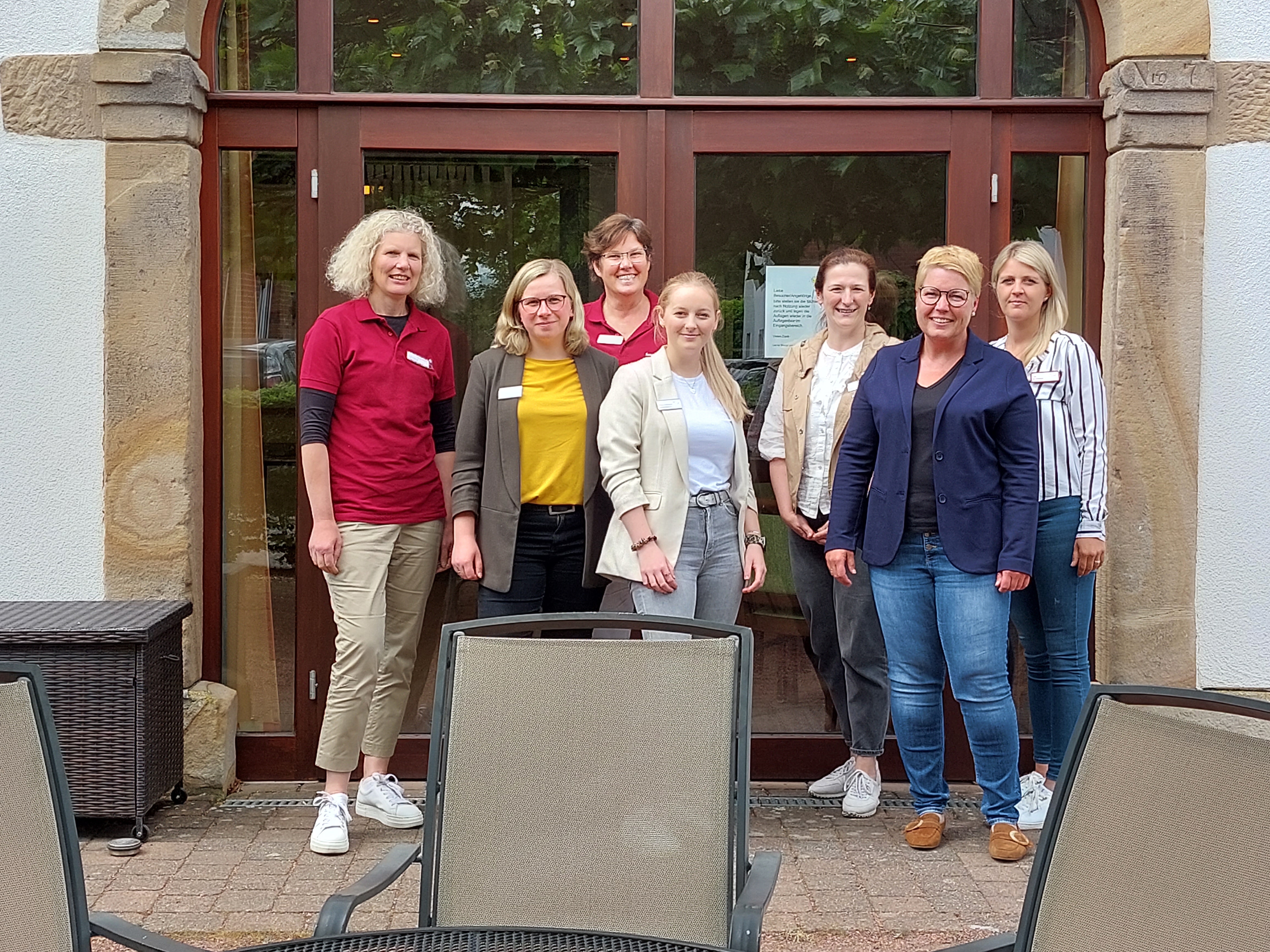 Mitarbeitende von Sanderpflege und dem Jobcenter zeigen sich sehr zufrieden mit ihrer Zusammenarbeit am Tag der offenen Tür in Hopsten. Von links nach rechts: Angela Hanings, Ulrike Wilcke, Beate Jasper, Stella Hellmann, Aurelia Steinigeweg, Anja Maurer, Lea ter Steege.