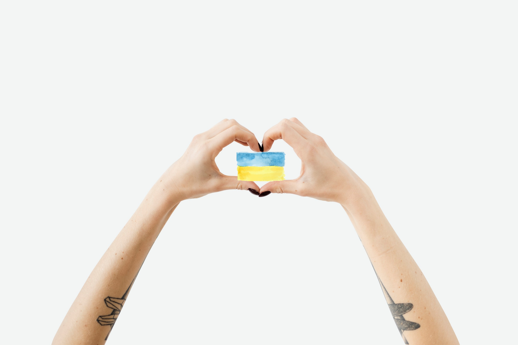 Zwei Hände als Herz geformt, die eine kleine ukrainische Flagge halten.