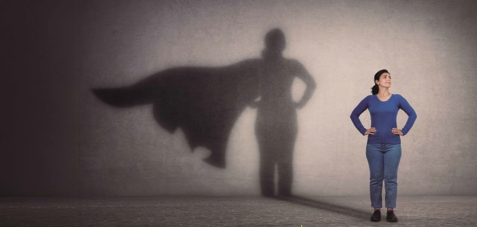 Frau mit Superwoman-Schatten