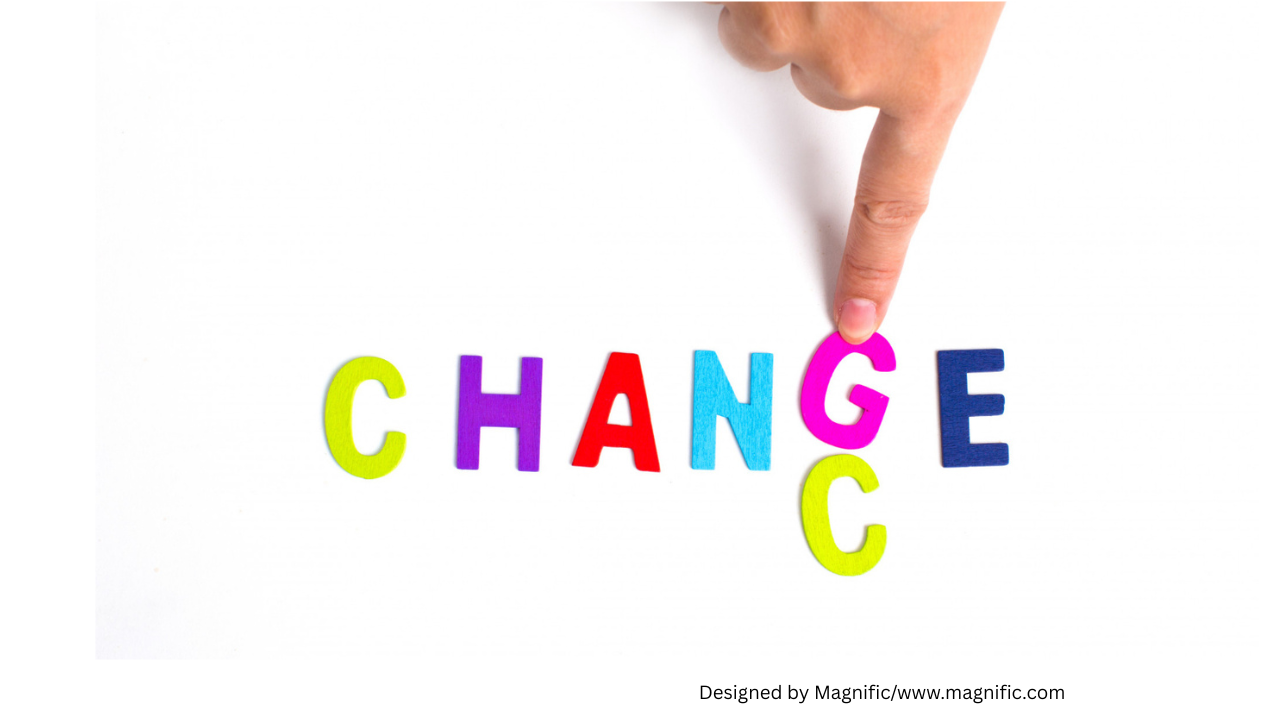 Hand verschiebt die Buchstaben G und C, sodass aus dem Wort Change Chance wird. 