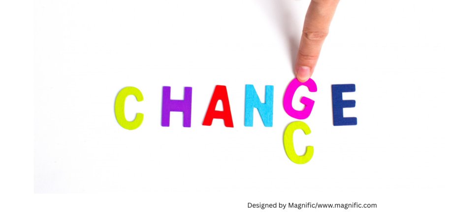 Hand verschiebt die Buchstaben G und C, sodass aus dem Wort Change Chance wird. 
