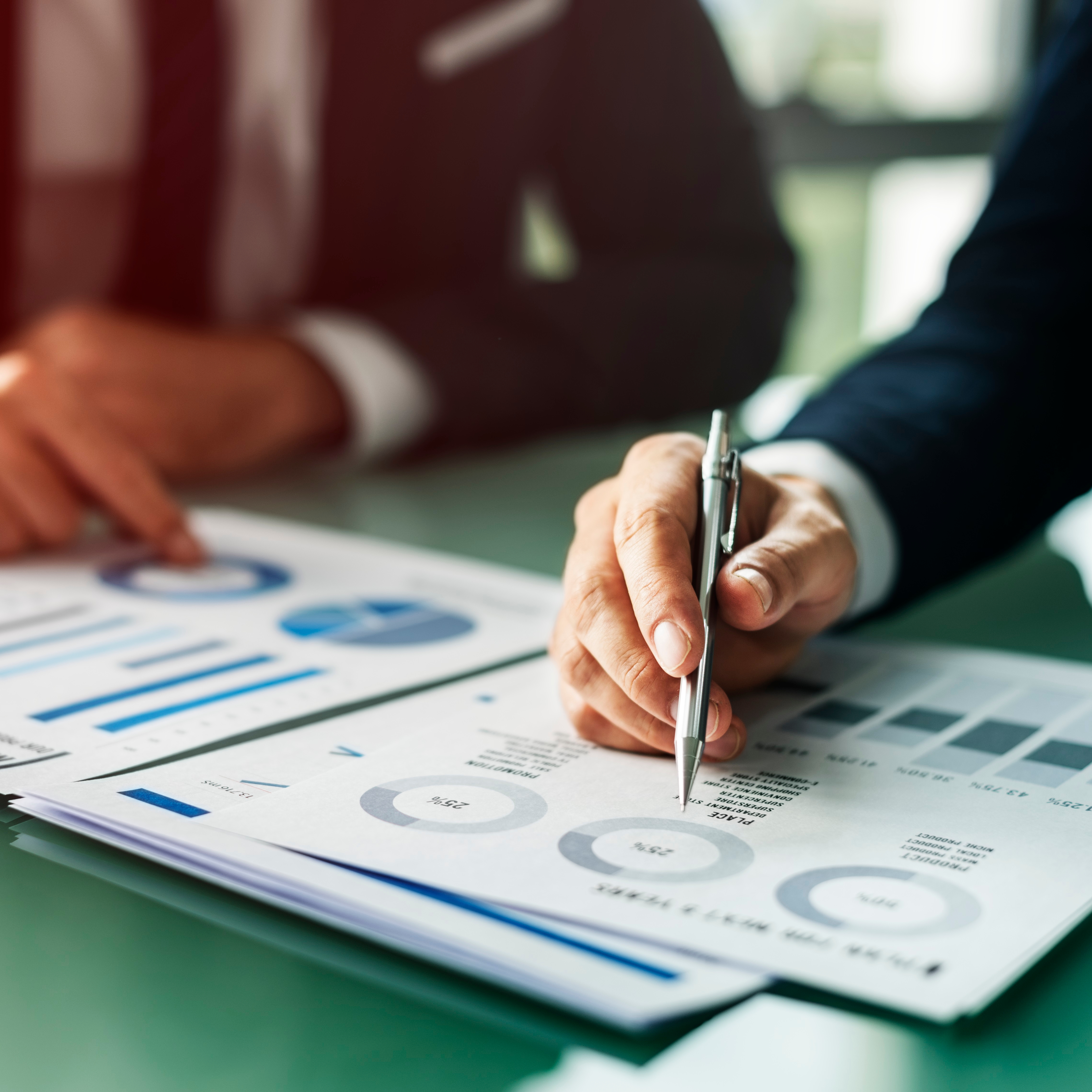 Zwei Mitarbeiter werten die Geschäftszahlen aus. 